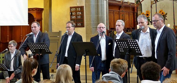 Singen wird beim Männergottesdienst in der Weilheimer Peterskirche großgeschrieben. Foto: Sabine Ackermann
