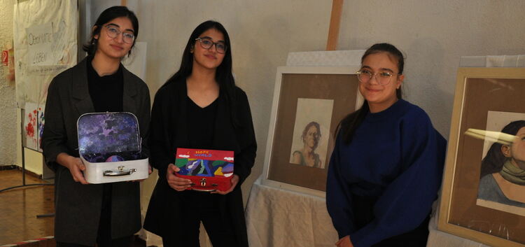 Aryana, Anita und Hanim (von links) stellen ihre Gemälde und Koffer vor. Foto: Monika Läufle