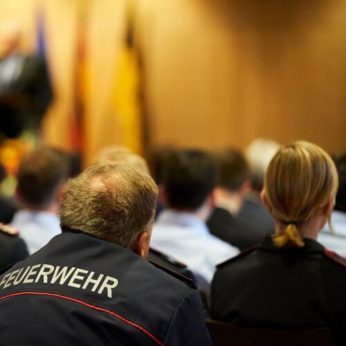 Ein Feuerwehrmann verfolgt mit Kollegen die Auszeichnung von ehrenamtsfreundlichen Unternehmen im Innenministerium in Stuttgart.