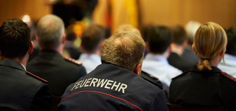 Ein Feuerwehrmann verfolgt mit Kollegen die Auszeichnung von ehrenamtsfreundlichen Unternehmen im Innenministerium in Stuttgart.