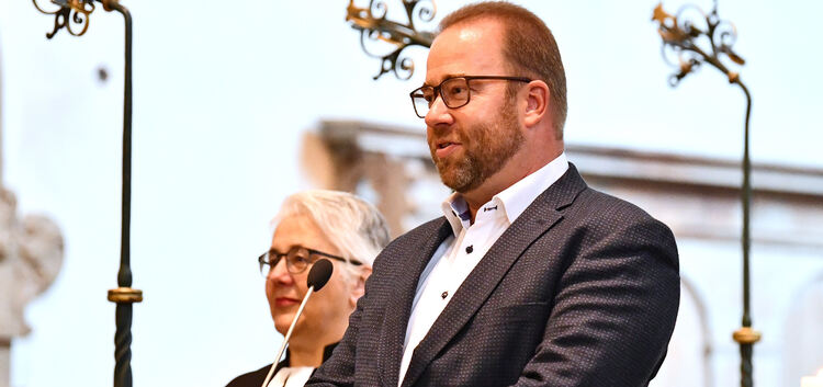 Dekanin Kath führt Kirchenpfleger Jörg Stolz ins neue Amt ein.