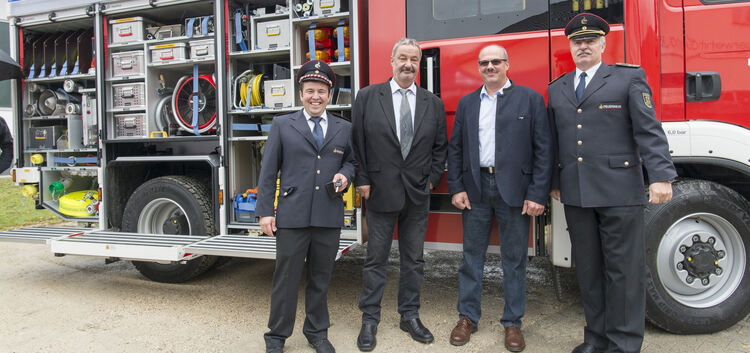 Von links: Kommandant Jochen Schmid, Bürgermeister Klaus Däschler, Achim Böhm vom Nutzfahrzeugcenter Kirchheim und Kreisbrandmei