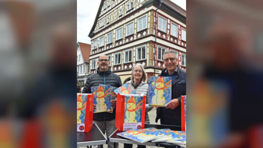 In der Kirchheimer Fußgängerzone werden heute wieder die legendären Adventskalender des Lions Clubs mit süßem Inhalt und vielen