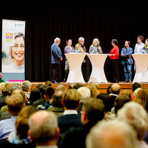 Podiumsgespräch beim Zukunftsdialog - mit Moderatorin und sieben ehrenamtlich engagierten Kirchheimern. Foto: Carsten Riedl
