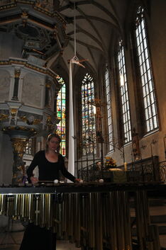 Zu Klänge der Marimba gespielt von Jasmin Kolberg, bewegt sich die Seiltänzerin Janina Drews rhythmisch zur Musik.  Foto: Monika
