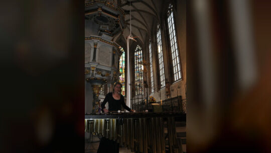 Zu Klänge der Marimba gespielt von Jasmin Kolberg, bewegt sich die Seiltänzerin Janina Drews rhythmisch zur Musik. Foto: Monika