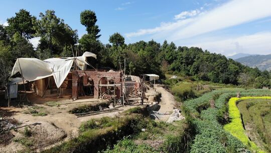Toller Panaromablick: Auf diesen Terrassen auf einem ehemaligen Maisfeld entsteht die Community Lodge. Foto: pr