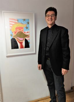 Wolfgang Dick zeigt sein Kunstwerk „Vanity. Fake Duck“ - eine Anspielung auf die Zeitungsente und Donald Trumps Verunglimpfung d