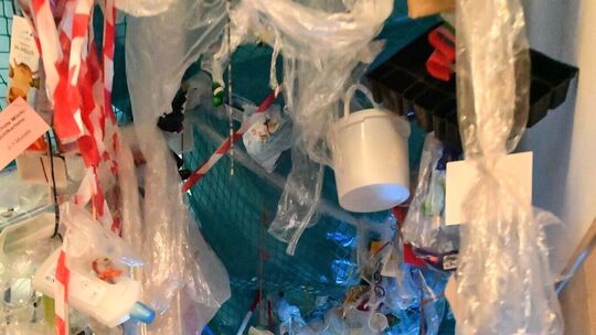 Zwei Viertklässlerinnen der Unterlenninger Lindenschule (Bild oben) führen im „Müllmeer“ vor Augen, wie lange es dauert, bis Ver