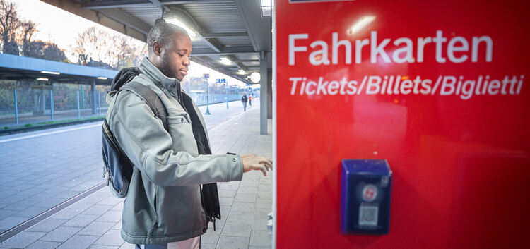 Ob die Tickets für Bus und Bahn im neuen Jahr wieder teurer werden, müssen in den nächsten Wochen die politischen Gremien in den