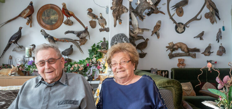 Karl und Maria Maier haben einige ihrer Prachtvögel immer sichtbar im Wohnzimmer. Foto: Carsten Riedl