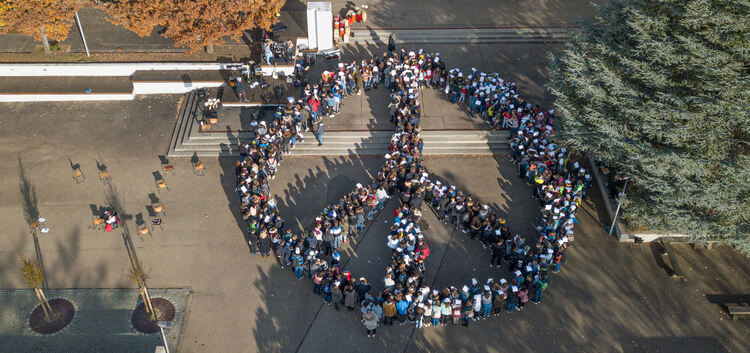 Das menschliche Peace-Symbol war der krönende Abschluss des Friedens-Projekttags an der Realschule Weilheim. Foto: Carsten Ried