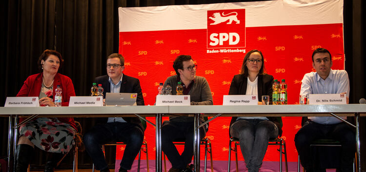 Die Teilnehmer und Referenten des SPD-Kreistages versprühten viel Optimismus und forderten zu neuer Geschlossenheit in ihrer Par