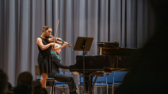 Miriam Abele zeigte an der Viola ihr Können.Foto: Carsten Riedl Miriam Abele zeigte an der Viola ihr Können.Foto: Carsten Riedl