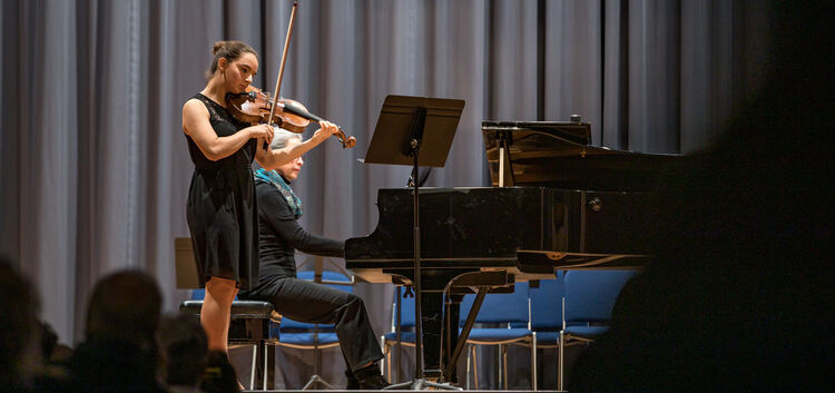 Miriam Abele zeigte an der Viola ihr Können.Foto: Carsten Riedl