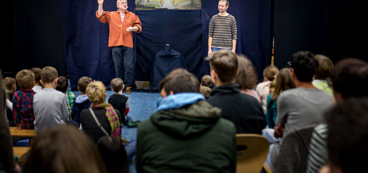 Beim Schattentheater von Friedrich Raad (links) sind die Kinder der Verbundschule Dettingen mucksmäuschenstill. Foto: Carsten Ri