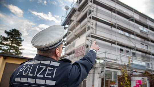 Ist ein Haus eingerüstet, bietet ein gekipptes Fenster ganz oben nur so viel Schutz wie eine offene Terrassentür.Foto: Jean-Luc Ist ein Haus eingerüstet, bietet ein gekipptes Fenster ganz oben nur so viel Schutz wie eine offene Terrassentür.Foto: Jean-Luc