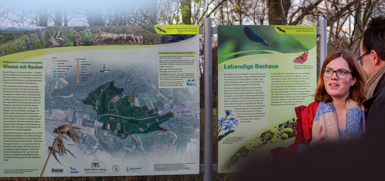 Anja Beuter und Philipp Reuff stellen die sieben neuen Infotafeln im Naturschutzgebiet zwischen Jesingen und Ohmden vor. Foto: C
