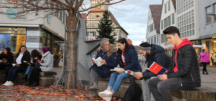 Wollten für Aufsehen sorgen: Die Flashmob-Leser am Marktplatz. Foto: Katja Eisenhardt