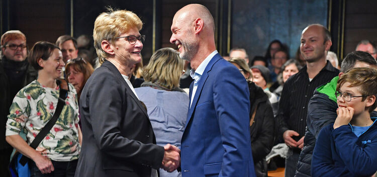 Oberbürgermeisterin Matt-Heidecker gratuliert ihrem Herausforderer und Nachfolger. Foto: Markus Brändli