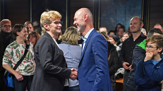 Oberbürgermeisterin Matt-Heidecker gratuliert ihrem Herausforderer und Nachfolger. Foto: Markus Brändli Oberbürgermeisterin Matt-Heidecker gratuliert ihrem Herausforderer und Nachfolger. Foto: Markus Brändli