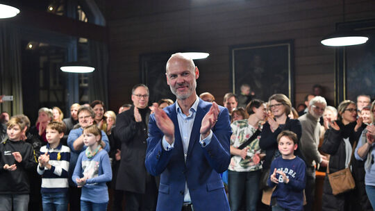 Dr. PascaL Bader ließ sich im großen Sitzungssaal des Kirchheimer Rathauses als Wahlsieger und künftiger Oberbürgermeister feier