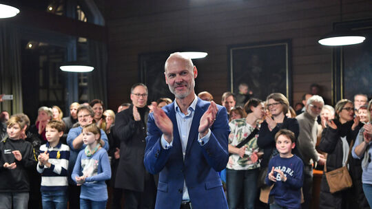 Dr. PascaL Bader ließ sich im großen Sitzungssaal des Kirchheimer Rathauses als Wahlsieger und künftiger Oberbürgermeister feier Dr. PascaL Bader ließ sich im großen Sitzungssaal des Kirchheimer Rathauses als Wahlsieger und künftiger Oberbürgermeister feier