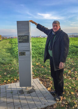 Dr. Joachim Hennze dreht die moderne Denkmalstele an historischer Stätte in Obereisesheim: Gleich daneben befindet sich das alte