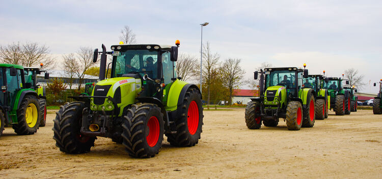 Auf dem Parkplatz des Flugplatzes Hahnweide versammelten sich 250 Traktoren, um danach in Gruppen nach Uhingen weiter zu fahren.