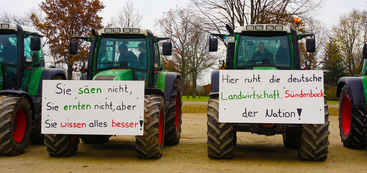 Sie wollen in Berlin Bambule machen: Rund 250 Traktoren trafen sich auf der Kirchheimer Hahnweide zur Sternfahrt nach Uhingen. V