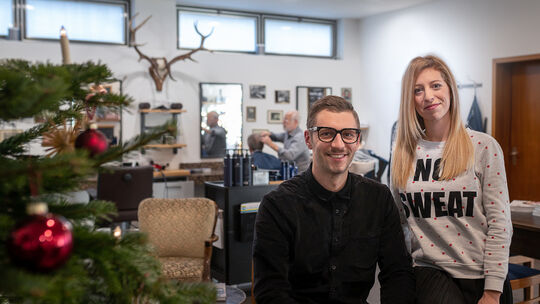 Große Freude bei Friseur Hauff: Das Team um die Geschwister Lena und Philipp Hauff, Inhaber des Salons, hat beim Jubiläum 580 Eu