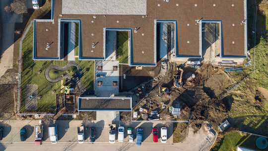 Endspurt beim Kita-Bau: Der Garten für die Krippenkinder ist fast fertig, Die Spielgeräte für die Größeren kommen noch.Fotos: Ca