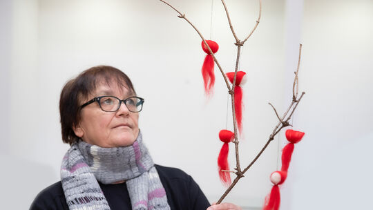 Ingeborg Langbein ist Textildesignerin für Weberei. Die roten Wolle-Wichtel sind ihr Markenzeichen.
