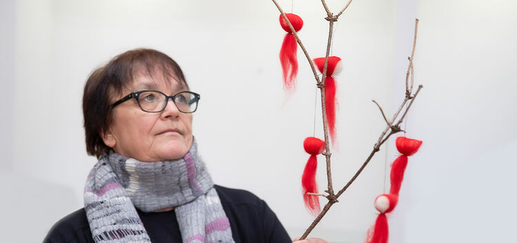 Ingeborg Langbein ist Textildesignerin für Weberei. Die roten Wolle-Wichtel sind ihr Markenzeichen.