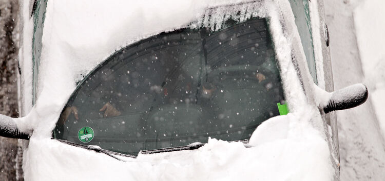 Ein Guckloch genügt nicht. Wer in sein Auto einsteigt, muss es zuvor von Eis und Schnee befreien. Foto: Jörg Bächle