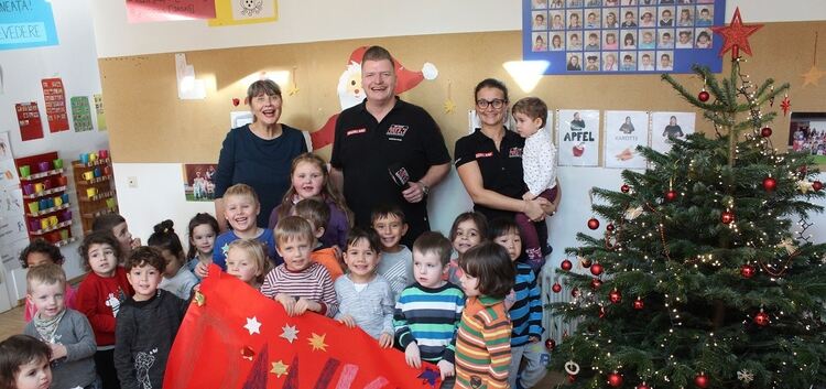 Die Kinder des städtischen Kindergartens im Carl-Orff-Weg in Plochingen freuen sich über einen neuen Weihnachtsbaum