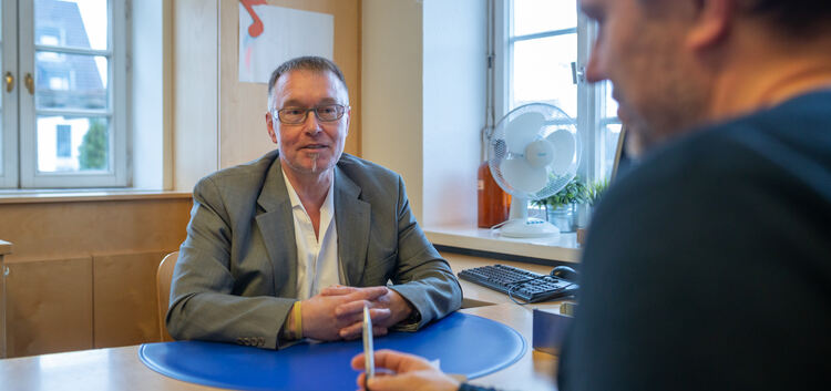 Kinderarzt Ulrich Kuhn erklärt in seiner Kirchheimer Praxis das Paedoc-Konzept. Foto: Carsten Riedl
