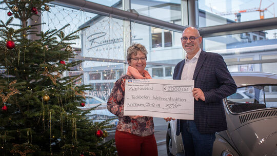 Frank Eberhart, Geschäftsführender Gesellschafter der Firma Ramsperger, übergibt einen gewichtigen Scheck an Irene Strifler vom Frank Eberhart, Geschäftsführender Gesellschafter der Firma Ramsperger, übergibt einen gewichtigen Scheck an Irene Strifler vom