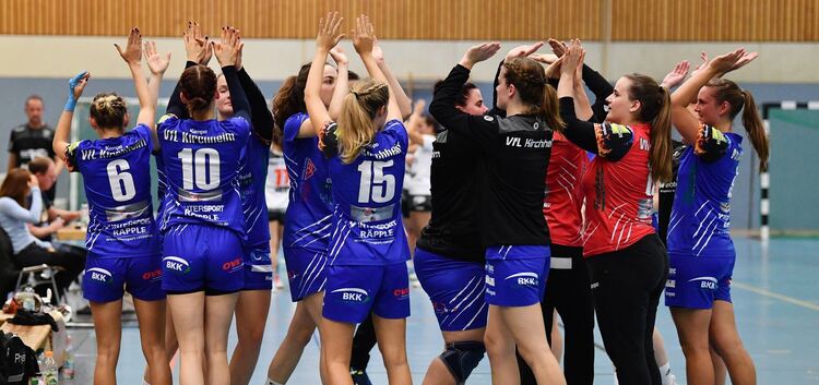 Abklatschen: Die VfL-Frauen haben das letzte Spiel des Jahres gewonnen. Foto: Markus Brändli