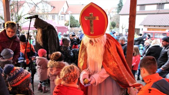 Highlight für die Kleinen: Der Nikolaus verteilt die Geschenke. Fotos: Katja Eisenhardt Highlight für die Kleinen: Der Nikolaus verteilt die Geschenke. Fotos: Katja Eisenhardt