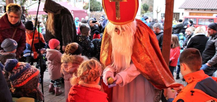 Highlight für die Kleinen: Der Nikolaus verteilt die Geschenke. Fotos: Katja Eisenhardt
