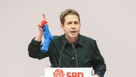Aus rot mach blau: Kevin Kühnert spielt mit den Socken auf eine alte Kampagne gegen die SPD an und Aus rot mach blau: Kevin Kühnert spielt mit den Socken auf eine alte Kampagne gegen die SPD an und