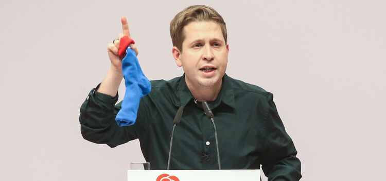 Aus rot mach blau: Kevin Kühnert spielt mit den Socken auf eine alte Kampagne gegen die SPD an und