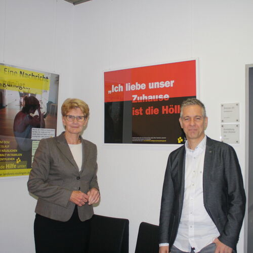 Oberbürgermeisterin Angelika Matt-Heidecker mit Hans-Jürgen Fauth von der Werbeagentur Schmittgall Health, die das Sieger-Plakat