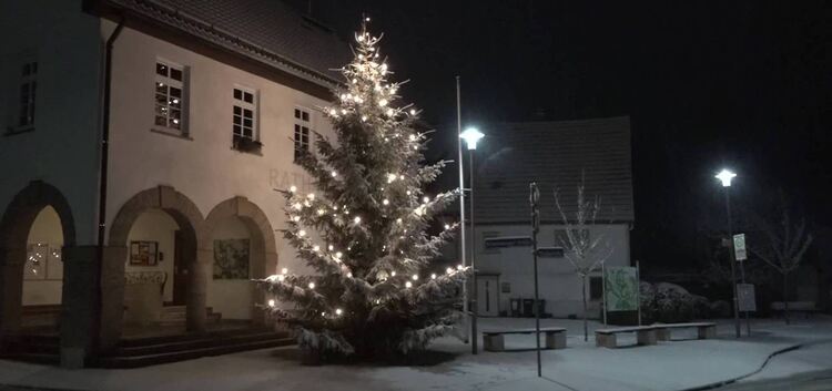 Der Christbaum vor dem Schopflocher Rathaus ist in ein weißes Kleid gehüllt. Foto: 7aktuell/Oskar Eyb