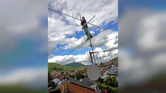 Die Antennenmasten auf Bruno Hoffmanns Haus haben imposante Ausmaße. Der Tüftler baut sie aus Einzelteilen selbst zusammen. Foto