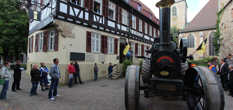 Internationaler Museumstag 2011Fowlersche Dampfpfluglokomotive vor dem Max-Eyth-Haus