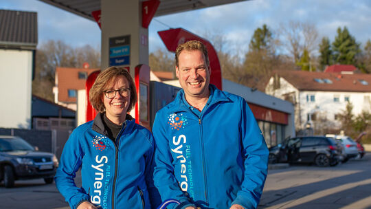 Mit Autowäschen erwirtschafteten Sonja Fietz und Jörg Lipp von der Esso-Tankstelle 600 Euro zugunsten der guten Sache. Foto: Car