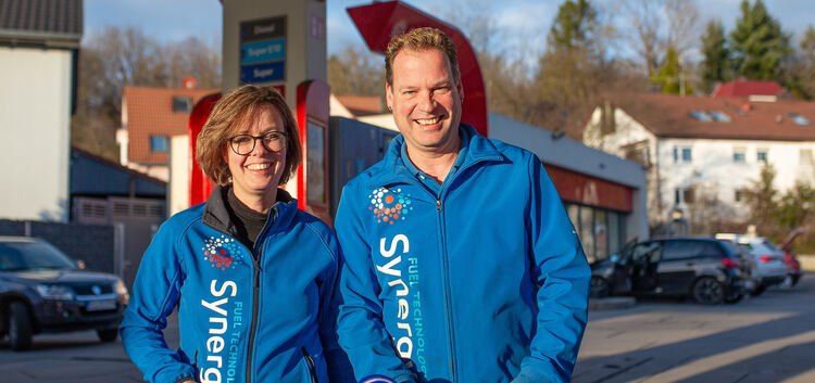 Mit Autowäschen erwirtschafteten Sonja Fietz und Jörg Lipp von der Esso-Tankstelle 600 Euro zugunsten der guten Sache. Foto: Car