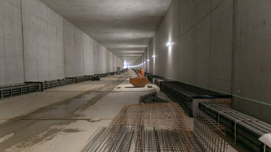 Die Wände und der Boden im Tunnel sind nackt. Schienen werden ab 2021 verlegt. Fotos: Roberto Bulgrin